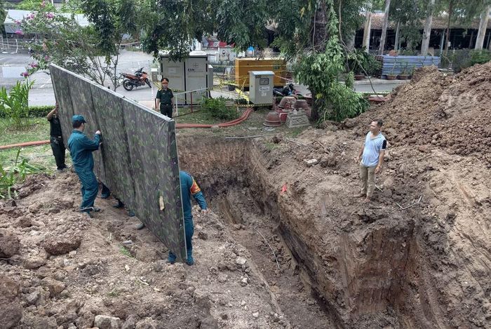 Trong buổi đầu tiến hành tìm kiếm ở khu vực rãnh mộ mới, lực lượng chức năng phát hiện thêm 4 hài cốt liệt sĩ. Ảnh: H.H