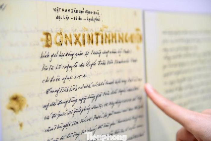 Không ít người dừng lại thật lâu trước những dòng chữ đã nhòe mực. Những câu chữ mộc mạc ấy hôm nay trở thành cầu nối giữa quá khứ và hiện tại, giúp người xem cảm nhận rõ hơn những mất mát phía sau các trang sử hào hùng.
