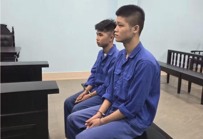 Hai bị cáo Quân và Nam tại phiên tòa.