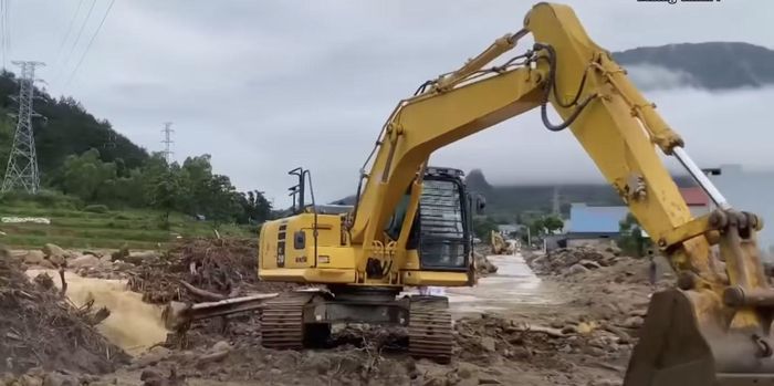 Máy móc khơi thông đoạn bị ách tắc
