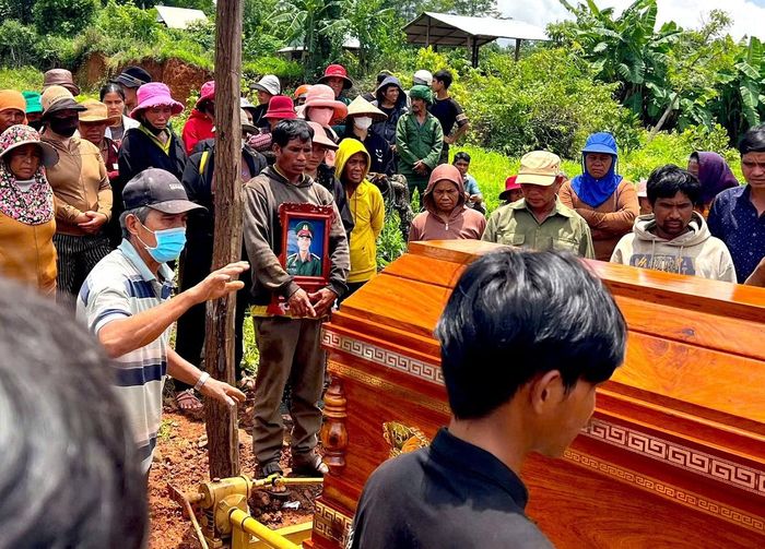 Người nhà làm lễ mai táng cho thượng sĩ Kpă Thiêp.