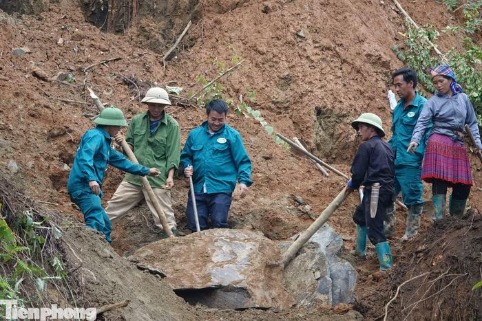  Sau thiên tai, Đoàn Thanh niên xã đã huy động hàng trăm lượt đoàn viên tham gia dọn dẹp đất đá sạt lở, san gạt bùn đất, di chuyển tài sản và giúp các hộ dân di dời nhà cửa đến nơi an toàn. 