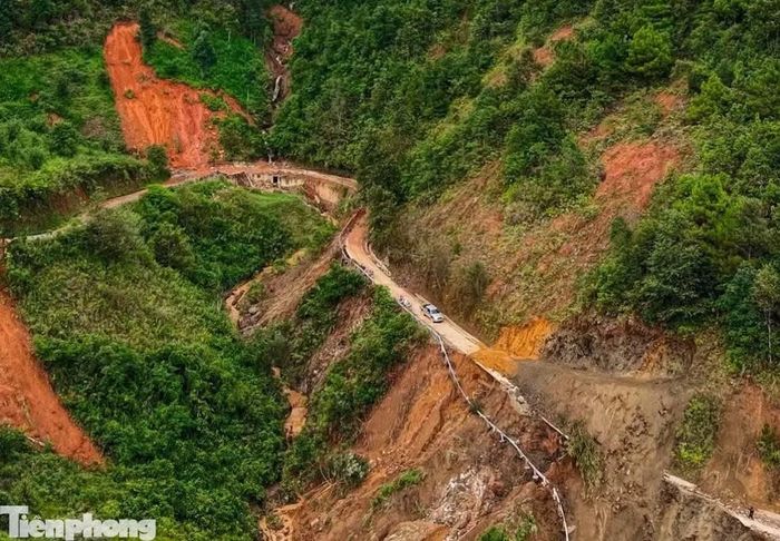 Hiện xã Chế Tạo vẫn là một trong những địa phương còn bị cô lập sau mưa lũ. Các lực lượng chức năng đang tiếp tục khẩn trương triển khai nhiều giải pháp khắc phục hậu quả thiên tai, khôi phục hạ tầng giao thông, hỗ trợ người dân di dời và ổn định cuộc sống, từng bước đưa sinh hoạt và sản xuất trở lại bình thường.