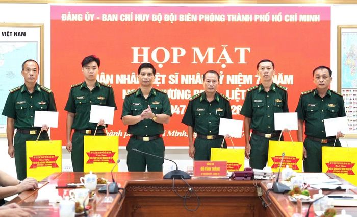 Đại tá Đỗ Vĩnh Thăng trao quà tri ân thân nhân liệt sĩ và người thờ cúng liệt sĩ đang công tác trong đơn vị. Ảnh: Quang Tiến