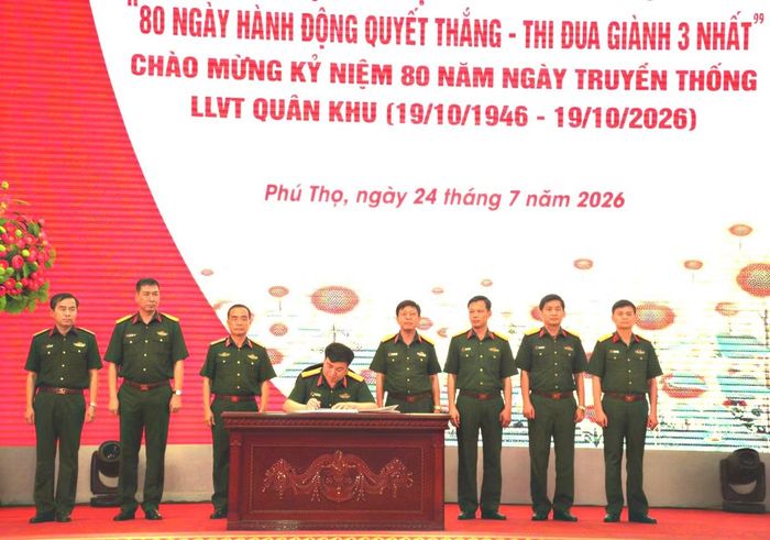 Trung tướng Phạm Đức Duyên - Chính ủy Quân khu 2, ký xác nhận giao ước thi đua giữa các cơ quan, đơn vị.