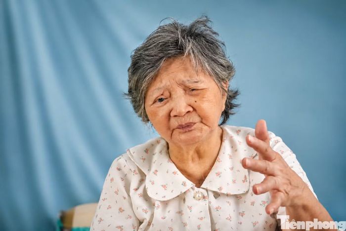 Bà Phùng Ngọc Anh xúc động nhớ về hai liệt sỹ Lê Thị Riêng và Trần Văn Kiểu.Ảnh: Nguyễn Tiến