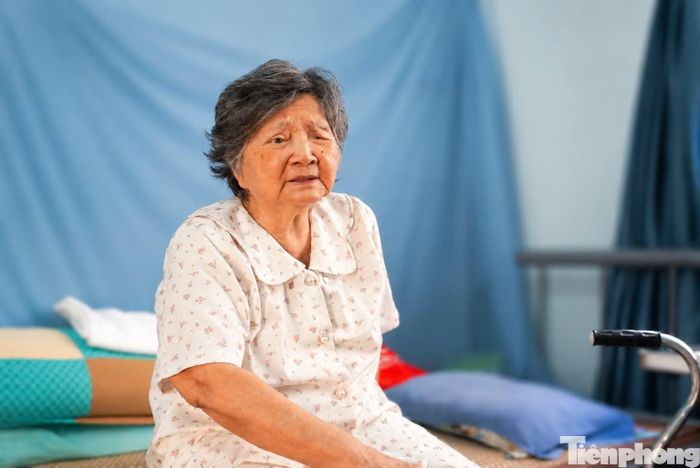 Bà Ngọc Anh hy vọng hài cốt của hai Anh hùng LLVT Lê Thị Riêng và Trần Văn Kiểu sẽ sớm được tìm thấy. Ảnh: Nguyễn Tiến