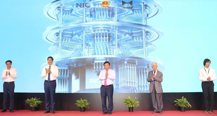 Đại biểu thực hiện nghi thức khởi động cuộc thi.