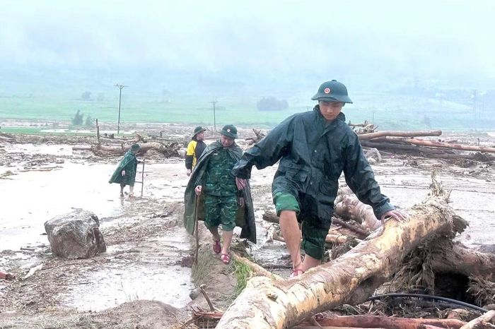 Lực lượng Quân đội tham gia tìm kiếm nạn nhân mất tích do mưa lũ, sạt lở ở Lai Châu, tháng 7/2026.