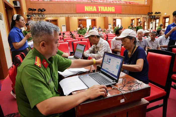 Cán bộ Công an tỉnh Khánh Hòa thực hiện thủ tục thu nhận mẫu sinh phẩm ADN cho thân nhân liệt sĩ.