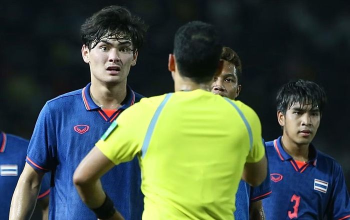 Trọng tài có quyền rút thẻ đỏ nếu phát hiện cầu thủ che miệng khi tranh cãi