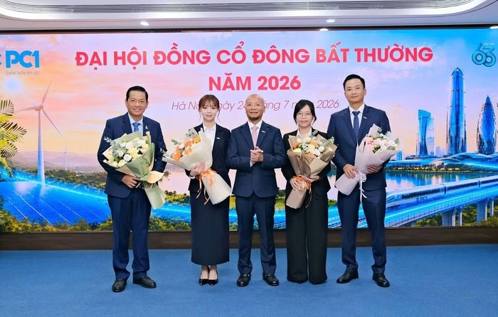 Bà Trịnh Khánh Linh (thứ 2 từ trái sang) được bầu làm Chủ tịch HĐQT PC1.