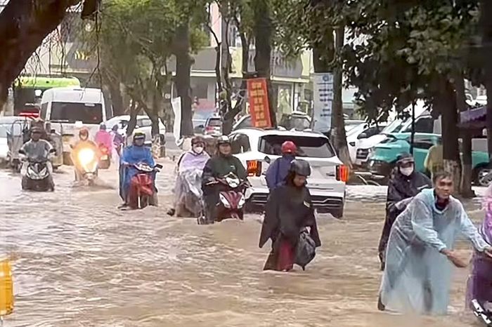 Một số tuyến đường tại trung tâm đặc khu Phú Quốc ngập sâu.