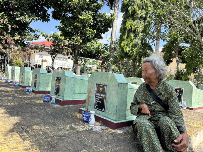 Giữa không gian rộng, nắng vẫn phủ kín. Những hàng mộ liệt sĩ nằm ngay ngắn, thẳng tắp, nữ thương binh Đặng Thị Bảy hồi tưởng những ngày cùng đồng đội sống chết có nhau.