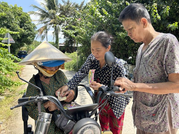 Cảm phục nghĩa cử của bà Bảy, nhiều người dân mua vé số ủng hộ.