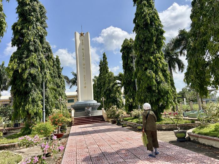 Suốt nhiều năm qua, mỗi chiều người nữ thương binh lại ra nghĩa trang thắp nhang, ngồi hồi tưởng những ngày cùng đồng đội sống chết có nhau.