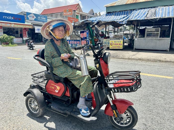 Nữ thương binh Đặng Thị Bảy gần 30 năm bán vé số để dành tiền thực hiện hứa với đồng đội.