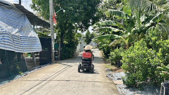 Mặc cái nắng đổ lửa, nữ thương binh già vẫn miệt mài đi bán vé số.