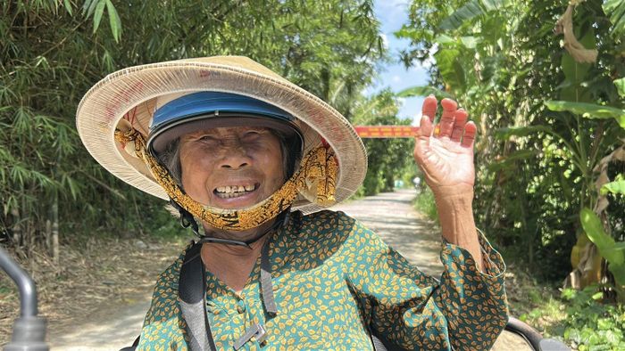 Bà Bảy vui mừng khi 350 tờ vé số đã bán hết sớm hơn thường ngày.
