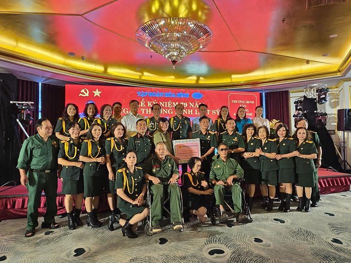 Thiếu tướng Nguyễn Mạnh Sử - Phó Chủ tịch Hội Cựu chiến binh thành phố Hà Nội trao quà cho các đồng chí thương binh, cựu chiến binh.