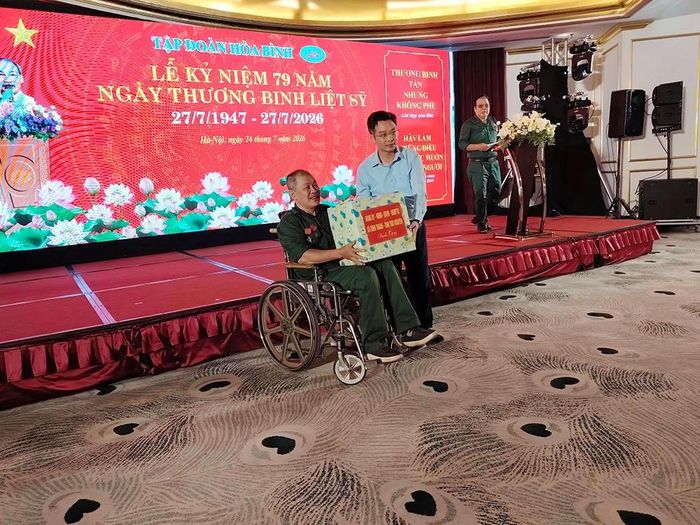 Đại diện xã Bình Thành (tỉnh Thái Nguyên) trao tặng món quà tri ân các đồng chí thương binh, cựu chiến binh.