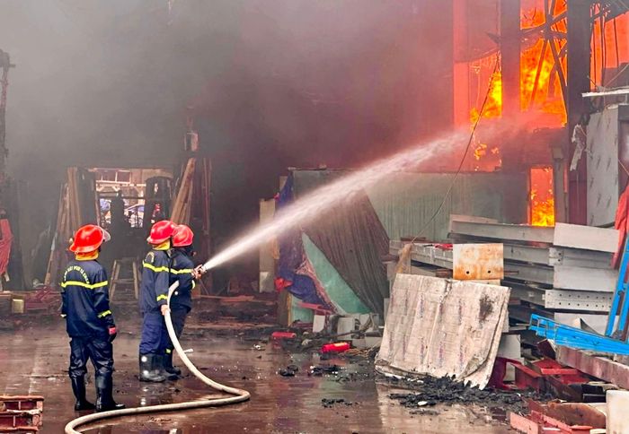 Lực lượng chức năng triển khai phương án dập lửa tại xưởng sản xuất kính.