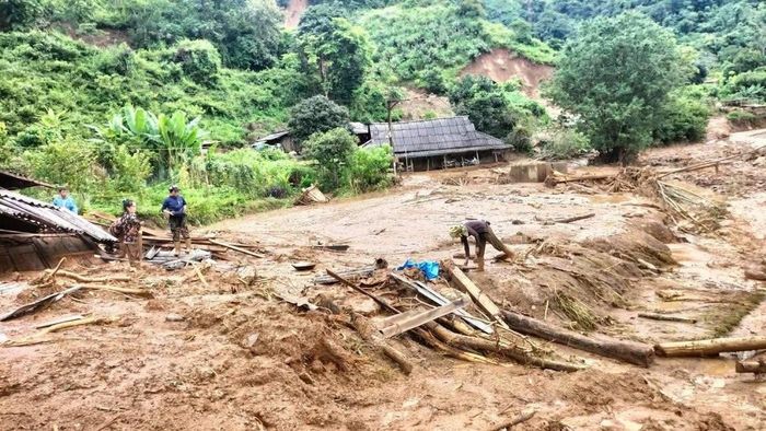 Nhiều ngôi nhà tại xã Na Son (tỉnh Điện Biên) bị vùi lấp trong bùn đất sau trận lũ quét.