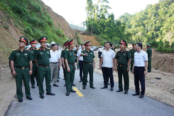 Bàn giao đưa vào sử dụng tuyến đường Nam Đông – A Lưới gần 500 tỷ đồng.