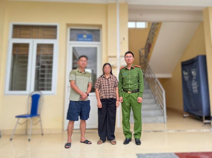 Anh N.V.N. đến Công an đặc khu Vân Đồn gửi lời cảm ơn lực lượng chức năng và người dân đã hỗ trợ tìm kiếm mẹ.