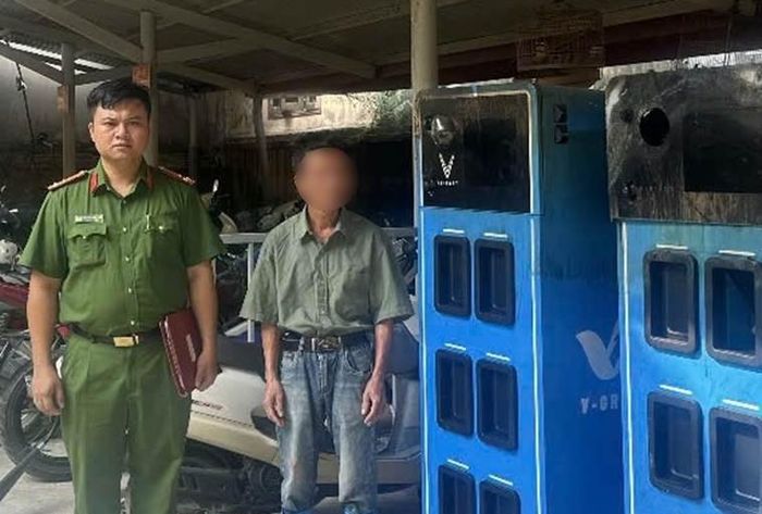 Nguyễn Đình Quảng tại hiện trường có tủ pin xe máy điện bị hủy hoại.
