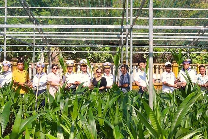 Bộ Tư lệnh Vùng 4 Hải quân tiếp nhận 8.000 cây dừa, góp phần thực hiện Chương trình "Xanh hóa Trường Sa".