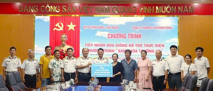 Đại tá Bùi Quang Thuyên, Phó Tư lệnh Vùng 4 chủ trì tiếp nhận cây giống của doanh nghiệp trao tặng.