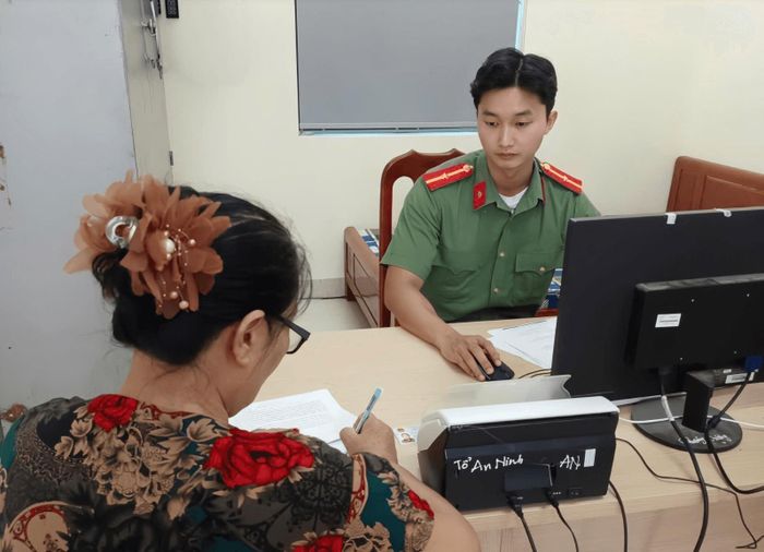 Công an xã Đông Tiên Hưng làm việc với bà T.T.C. bình luận xúc phạm uy tín tổ chức trên địa bàn xã. (Ảnh: CAHY).
