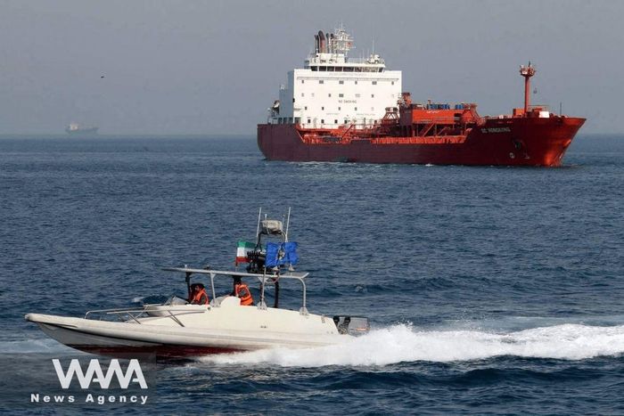 Một tàu chở dầu di chuyển gần eo biển Hormuz. Ảnh: WANA