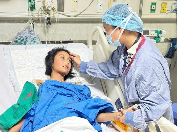 Sau ca ghép gan cho con gái, gia đình chị Hoan đã lâm vào cảnh khánh kiệt