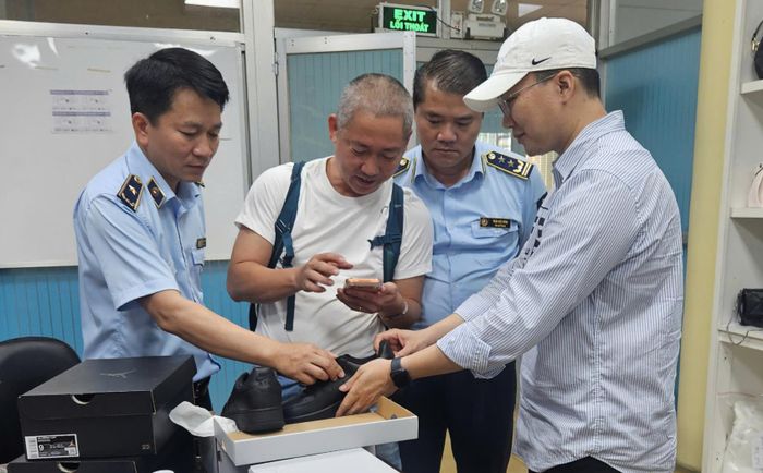 Cơ quan chức năng kiểm tra tại hiện trường. Ảnh: Cục Quản lý và Phát triển thị trường trong nước