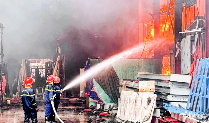 Đám cháy lớn tại xưởng sản xuất kính của Công ty TNHH Tuấn Minh được lực lượng chức năng khống chế, không ghi nhận thiệt hại về người.