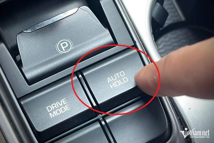 Tính năng Auto Hold là trang bị quen thuộc trên nhiều mẫu ô tô đời mới. Ảnh: Hoàng Hiệp