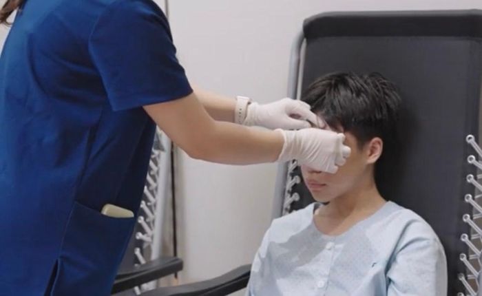 Bác sĩ tháo băng cho T. Ảnh: P.Anh.