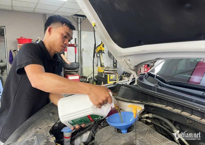 Có thể châm thêm dầu xe máy cho ô tô hay không? Ảnh minh họa: Hoàng Hiệp