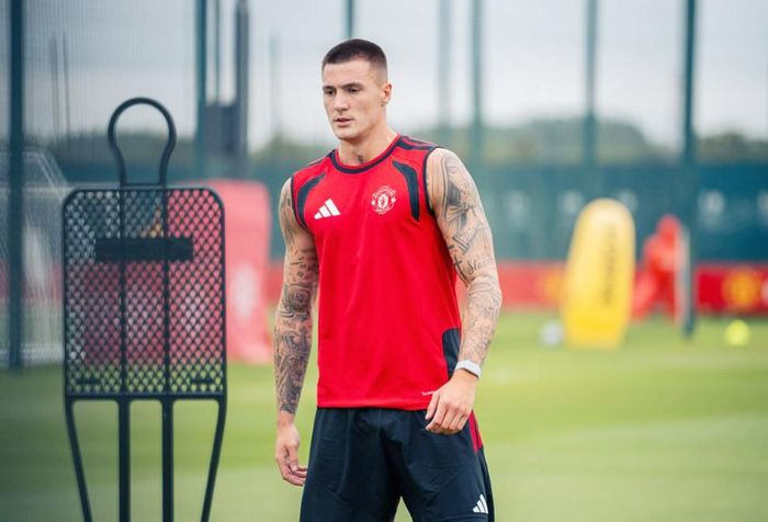 Hình ảnh mới nhất vạm vỡ của Sesko ở Carrington - Ảnh: MUFC