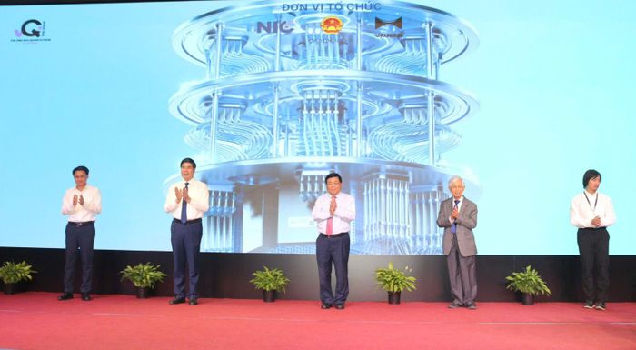  Các đại biểu thực hiện nghi thức khởi động cuộc thi Hackathon. Ảnh: Ngọc Minh