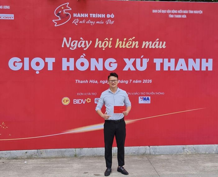 Người hiến máu tình nguyện được BTC tặng quà lưu niệm và cấp chứng nhận tham gia chương trình. Tham gia chương trình "Hành trình đỏ - giọt hồng xứ Thanh" năm 2026 có cán bộ, công chức, chiến sỹ, doanh nhân và nhiều tầng lớp nhân dân trên địa bàn tỉnh