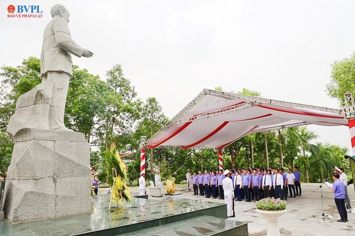  Đoàn đại biểu trang nghiêm trước Tượng đài đồng chí Hoàng Quốc Việt.