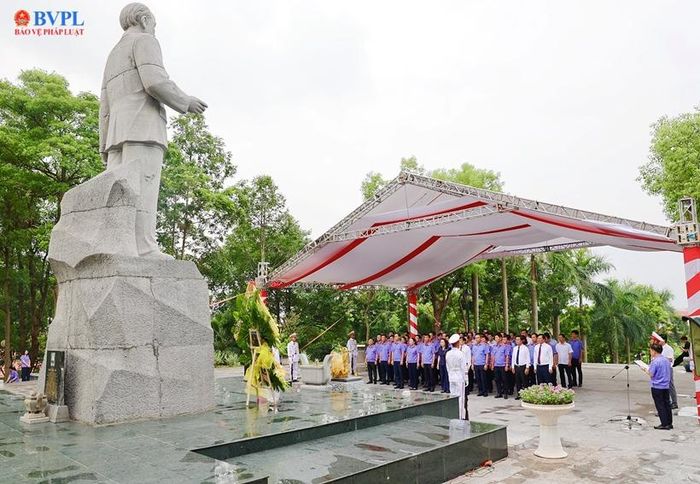  Đoàn đại biểu trang nghiêm trước Tượng đài đồng chí Hoàng Quốc Việt. 