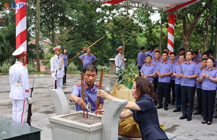  Lãnh đạo VKSND tối cao và lãnh đạo Tỉnh ủy Bắc Ninh dâng hương tại Tượng đài đồng chí Hoàng Quốc Việt.