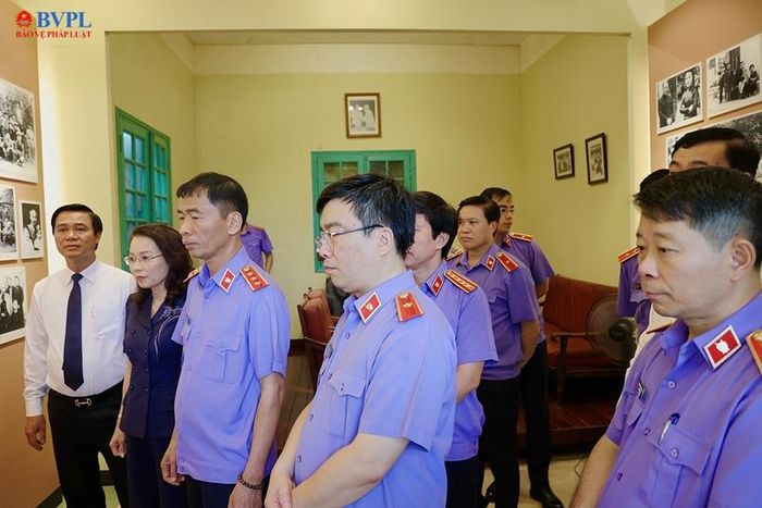  Lãnh đạo VKSND tối cao, Tỉnh ủy Bắc Ninh và đại biểu tham quan nhà lưu niệm đồng chí Hoàng Quốc Việt.