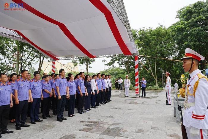  Đoàn đại biểu trang nghiêm trước Tượng đài đồng chí Hoàng Quốc Việt.