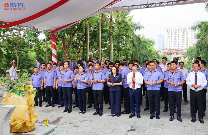  Đoàn đại biểu dâng hương trước Tượng đài đồng chí Hoàng Quốc Việt. 