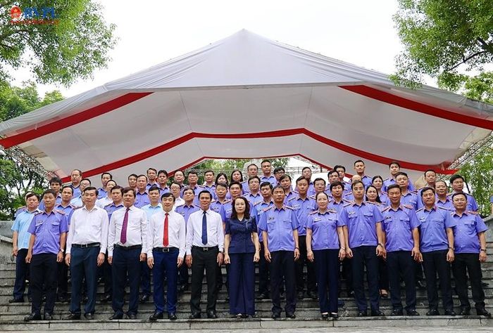  Các đại biểu chụp ảnh lưu niệm trước Tượng đài đồng chí Hoàng Quốc Việt.